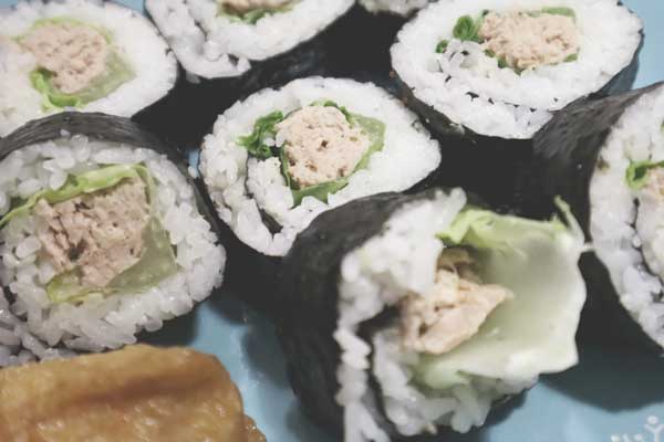 Maki sushi au thon mayonnaise et laitue